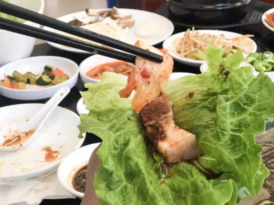 美国新任总裁探寻小巷美食宝藏之旅